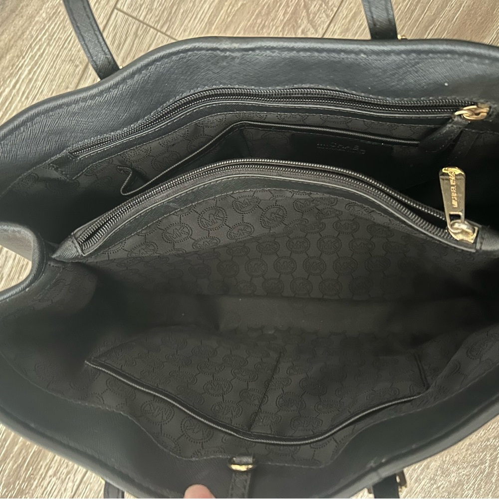Michael Kors Black Large Shoulder Bag - Picture 4 of 8